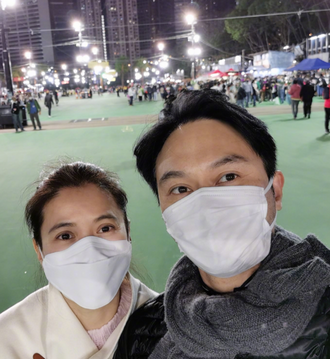 袁咏仪|袁咏仪晒儿子玩耍照，谁看清她儿子腿了？女生都不敢这么长吧