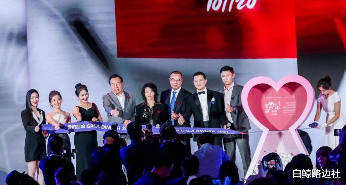 李云迪|李亚鹏和窦靖童罕同框！不顾阻拦一起走红毯，继女留长发酷似王菲