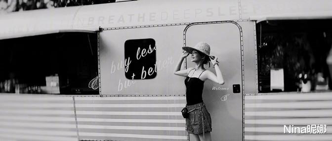 Nina昵娜 张韶涵打卡天台，穿格纹大衣配紧身牛仔裤，罕见石板上狂奔好欢快