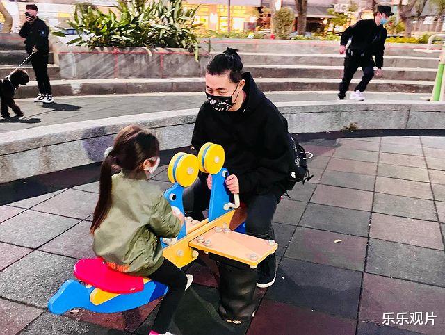 李湘|周杰伦富养女儿：豪宅地板让女儿随意绘画，颜料撒满一地