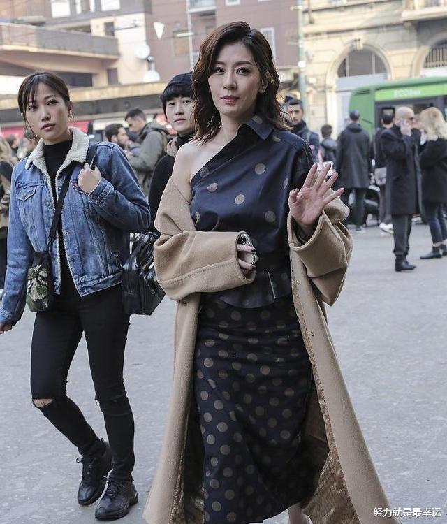 贾静雯|哪有46岁的老少女,在机场拍到贾静雯的素颜,脸松垮皮肤焉瘪!