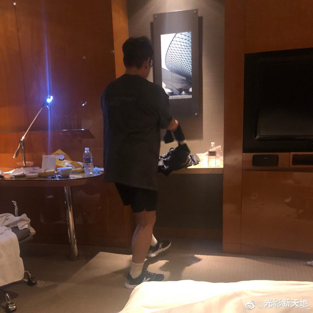 谭咏麟|谭咏麟被指控“睡粉”，公司发声明辟谣后，当事人再次发照片爆料