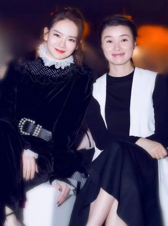 穿衣搭配 吴越穿得低调朴素，扎低马尾和小12岁戚薇同框，乍眼看像是母女