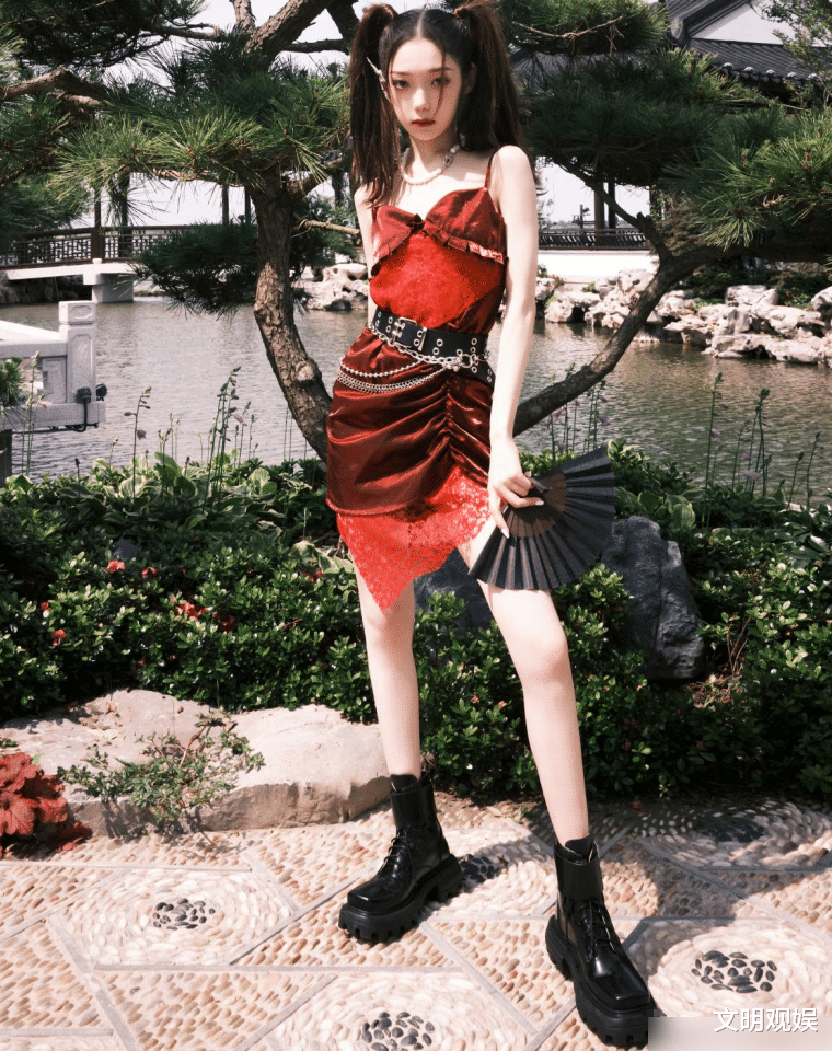 张艺凡|硬糖少女国潮大片出炉，希琳又飒又撩人，张艺凡像是民国大小姐