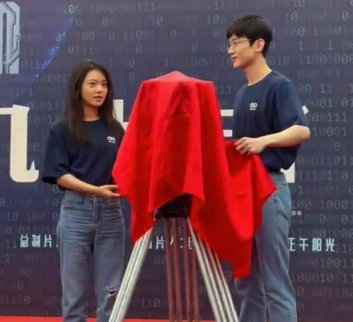 张含韵|《屠户家的小娘子》在拍，张含韵扮相又美又娇，男主意外成焦点