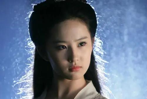 刘亦菲|刘亦菲躺床上怼脸自拍，脸色微红疑似醉酒，穿睡衣姿态慵懒妩媚