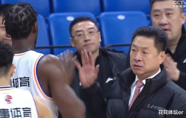 上海男篮|冠军级教头很满意！CBA黑马再次升级，前NBA球员中国首秀太耀眼了