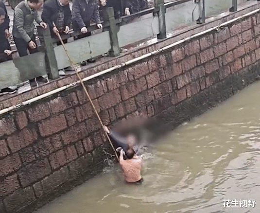 花生视野 温州女子跳河轻生，在水中与救援男子互扇耳光，尖叫声不断