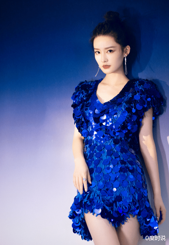 李沁|李沁首次尝试“液体裙”，全程身材秀出，男粉都看红脸