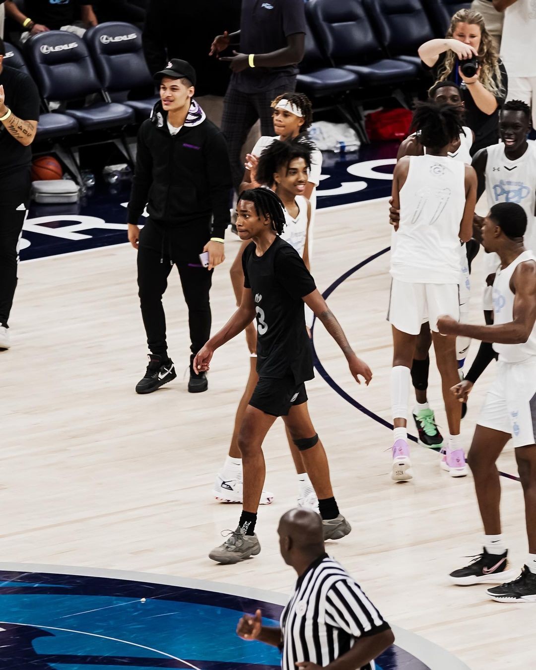 金·卡戴珊|金卡戴珊的44岁黑人前夫与女友公开秀恩爱！22岁嫩模一身黑真高调