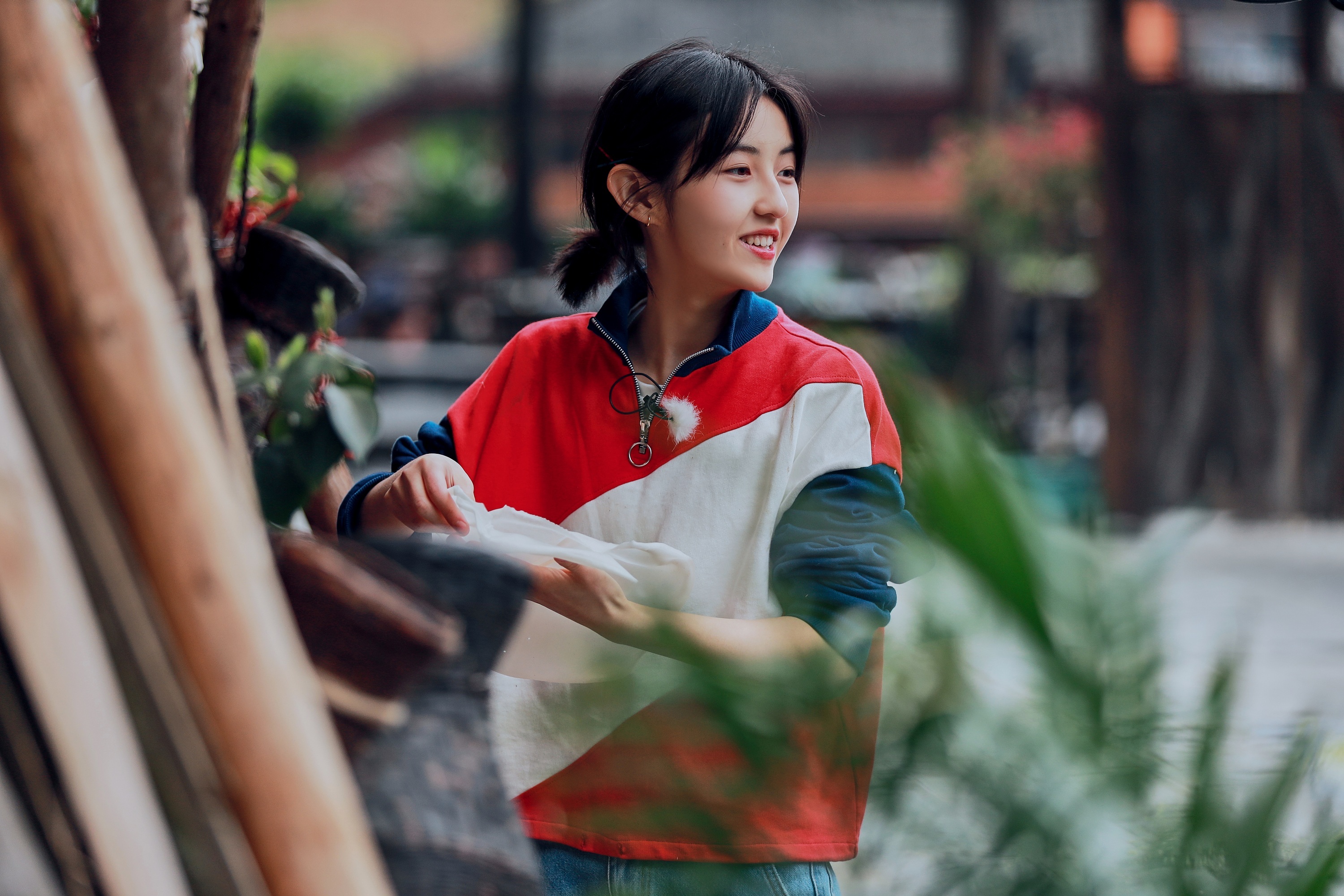 杨紫|《向往》曝杨紫吸烟？有意遮挡个人隐私，镜头一转：煊赫门还是华子