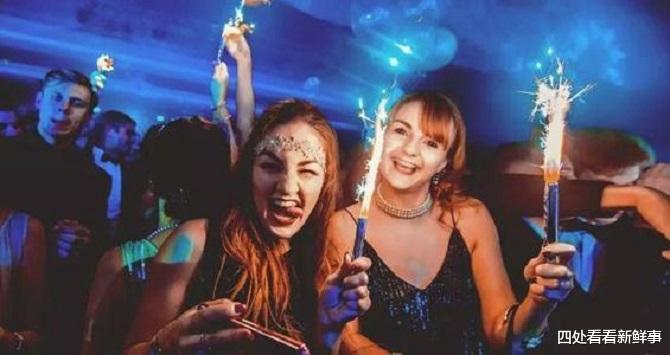 四处看看新鲜事 女子娱乐场所抱娃蹦迪,孩子在怀里睡觉,这个母亲合格吗?