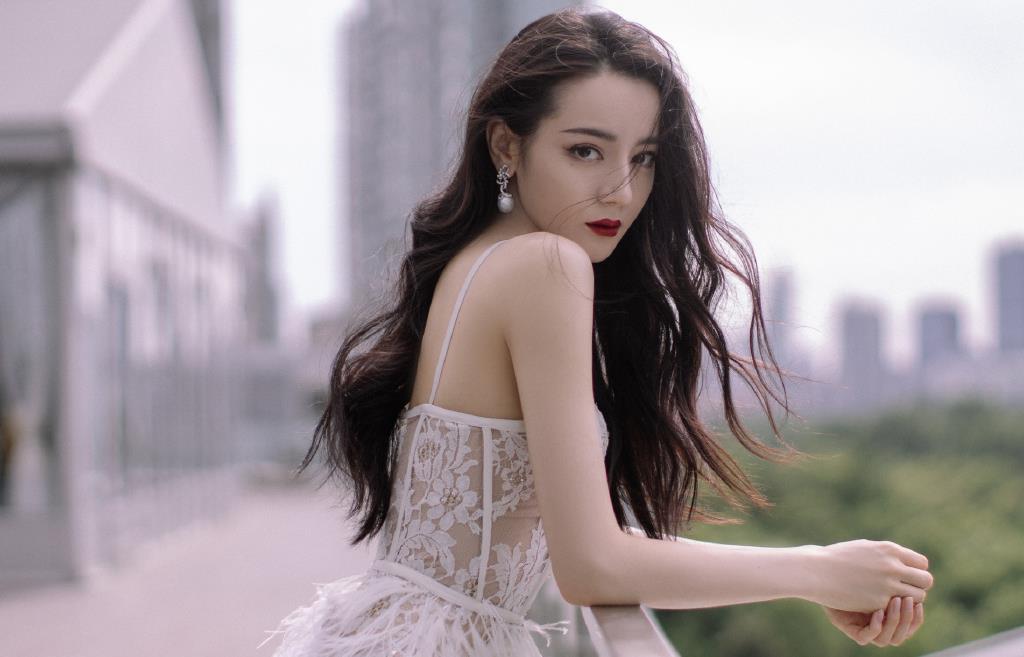 迪丽热巴|肖战代拍？迪丽热巴？鹿晗退圈？张哲瀚被黑？周冬雨演技被群嘲？