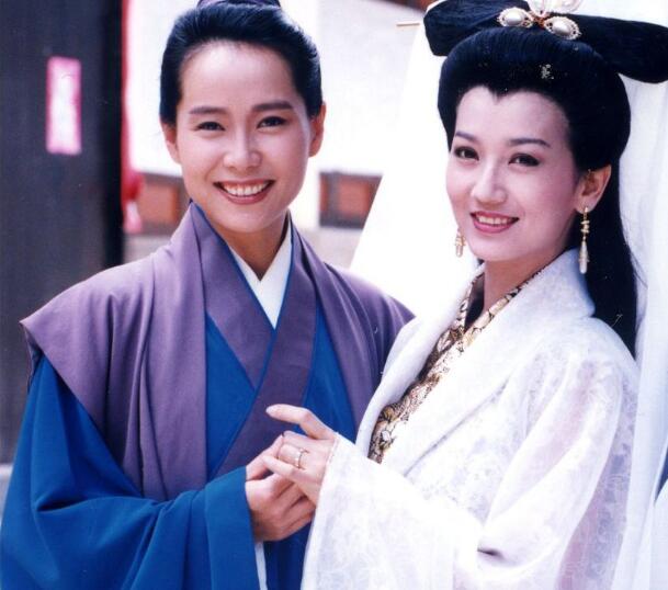 叶童|叶童赵雅芝现身一个素颜随意穿着得体一个白蕾丝配风衣优雅别致