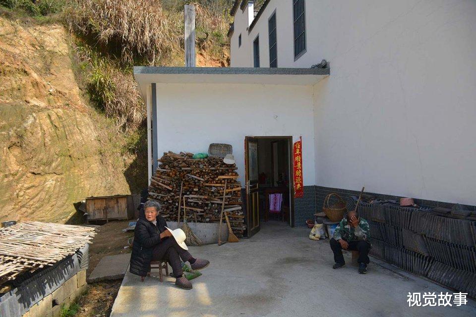 视觉故事 81岁大爷住深山别墅，装修豪华如宾馆，看为啥天天以泪洗面