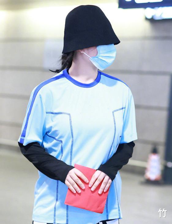 谢娜|谢娜复工后现身机场，一身运动装搭配拖鞋，扎两个羊角辫活力满满