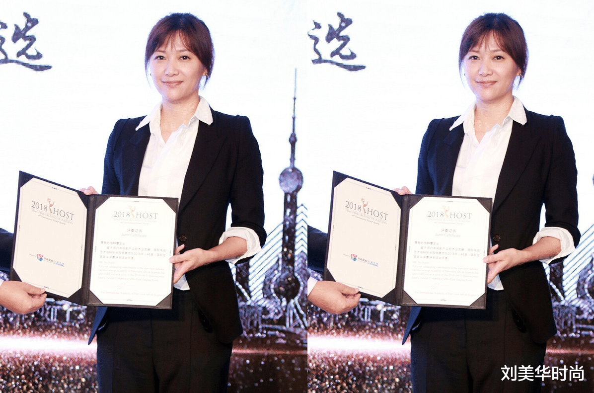 穿衣搭配|徐静蕾不愧是“职场女强人”,西装还能穿的不一样,简洁干练