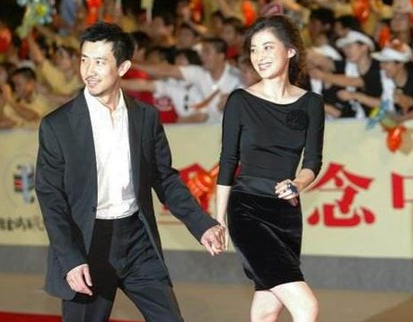 李沁|22岁拿国际影后，31岁离婚后嫁大11岁老公，如今46岁状态绝佳