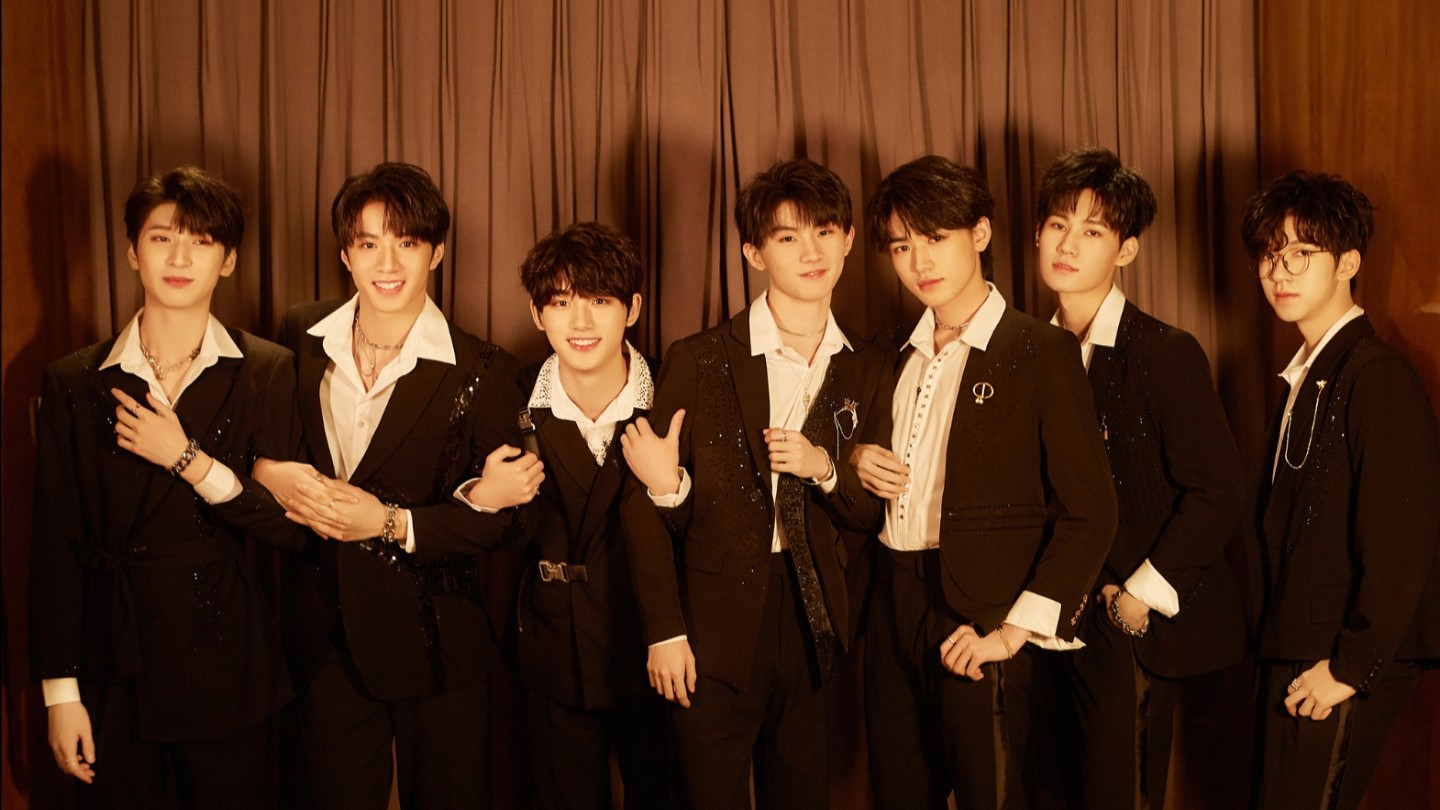 Yi下娱乐 这次时代少年团不点外卖了，改买头套了，像极了家长不在家的样子