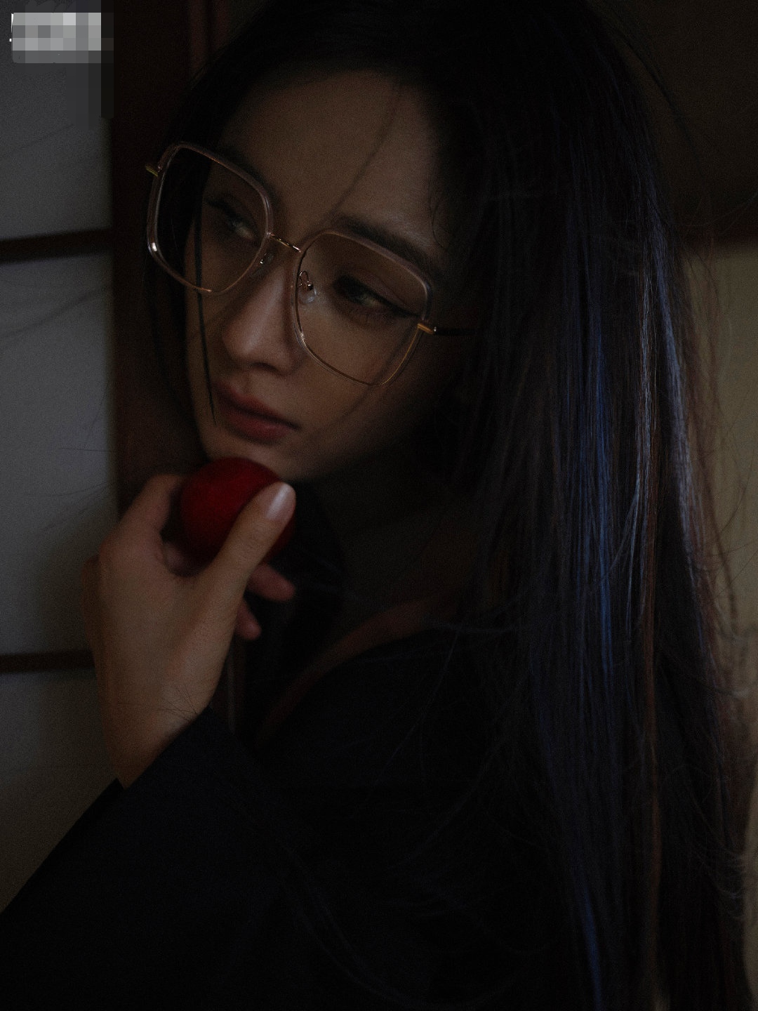 杨幂|杨幂最新大片，尝试蓝色挑染发型，非主流还是时髦精？