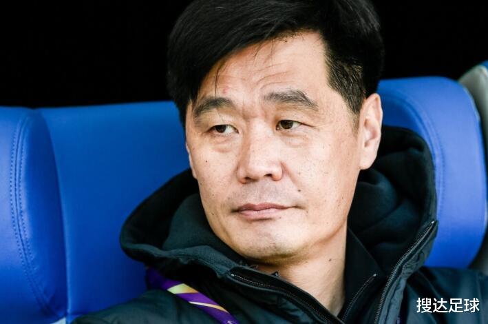 国足|记者：参加国足集训的大概有55人，有些球员主要是去当陪练