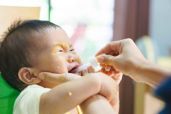 医说健康 孩子总是咳嗽、发烧不断？从这4点，咱们来区分是感冒还是肺炎？