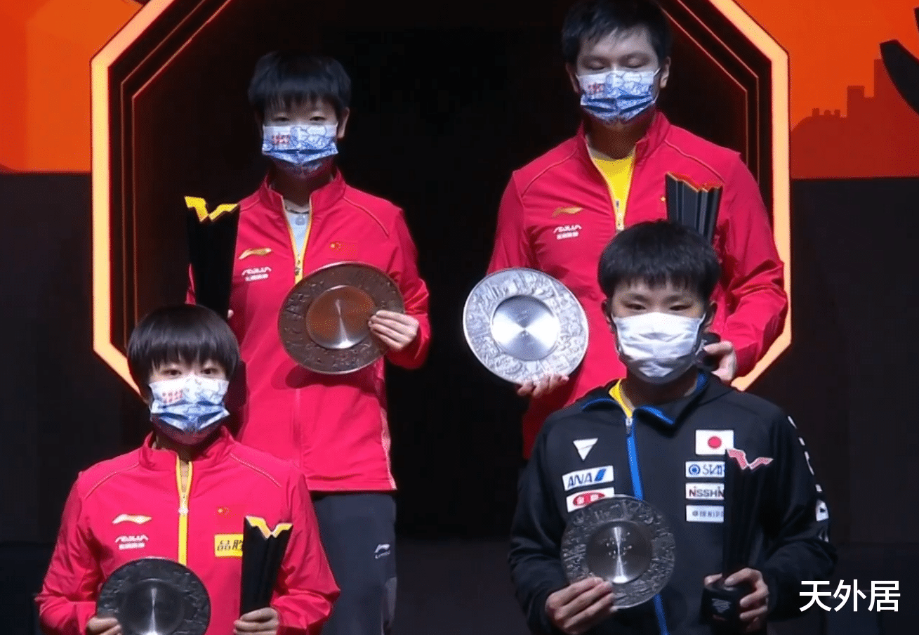 樊振东|又吓东哥！现场礼炮让樊振东一哆嗦，张本与国乒合影，刘国梁颁奖