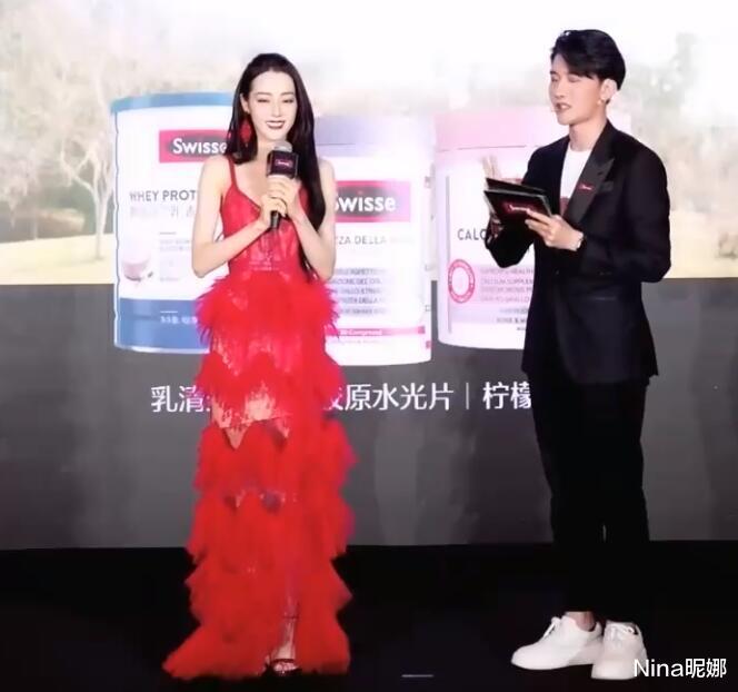 Nina昵娜 迪丽热巴这身材真没浪费，穿红色礼服裙超模身材抢镜，同龄人真没比她敢秀