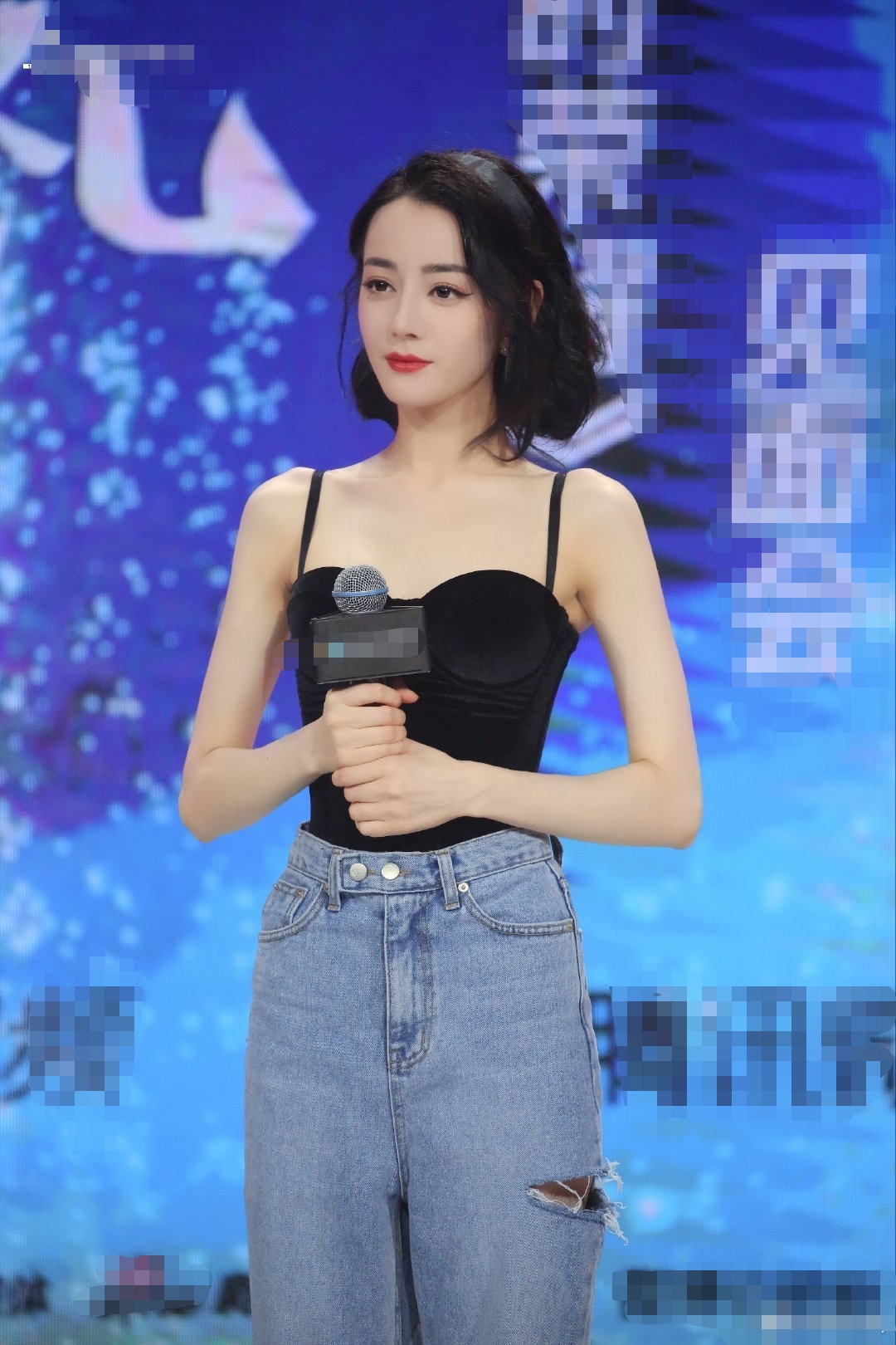 时尚课|迪丽热巴活动造型，礼裙底下穿破洞牛仔裤，网友：美女就是任性！