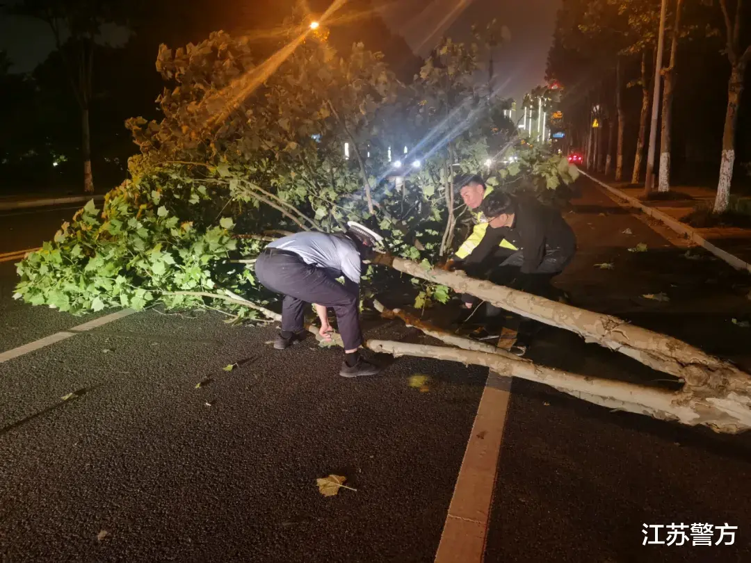 江苏警方 灾情就是命令！江苏警方迅速投入抢险救灾全力守护人民群众生命财产安全