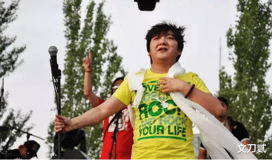 庞龙|庞龙当老师，王蓉被曝精神问题，一首歌赚2.4亿，神曲歌手怎样了