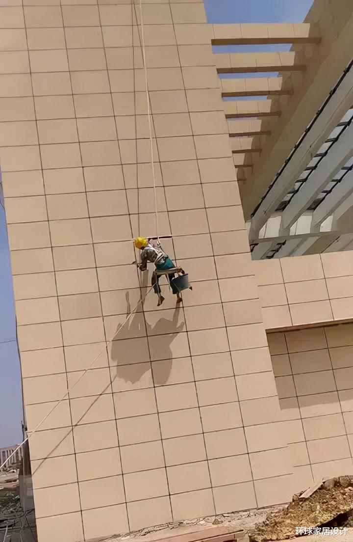 农村怪象：为何现在的自建房外墙不再贴瓷砖，而是选择喷真石漆？