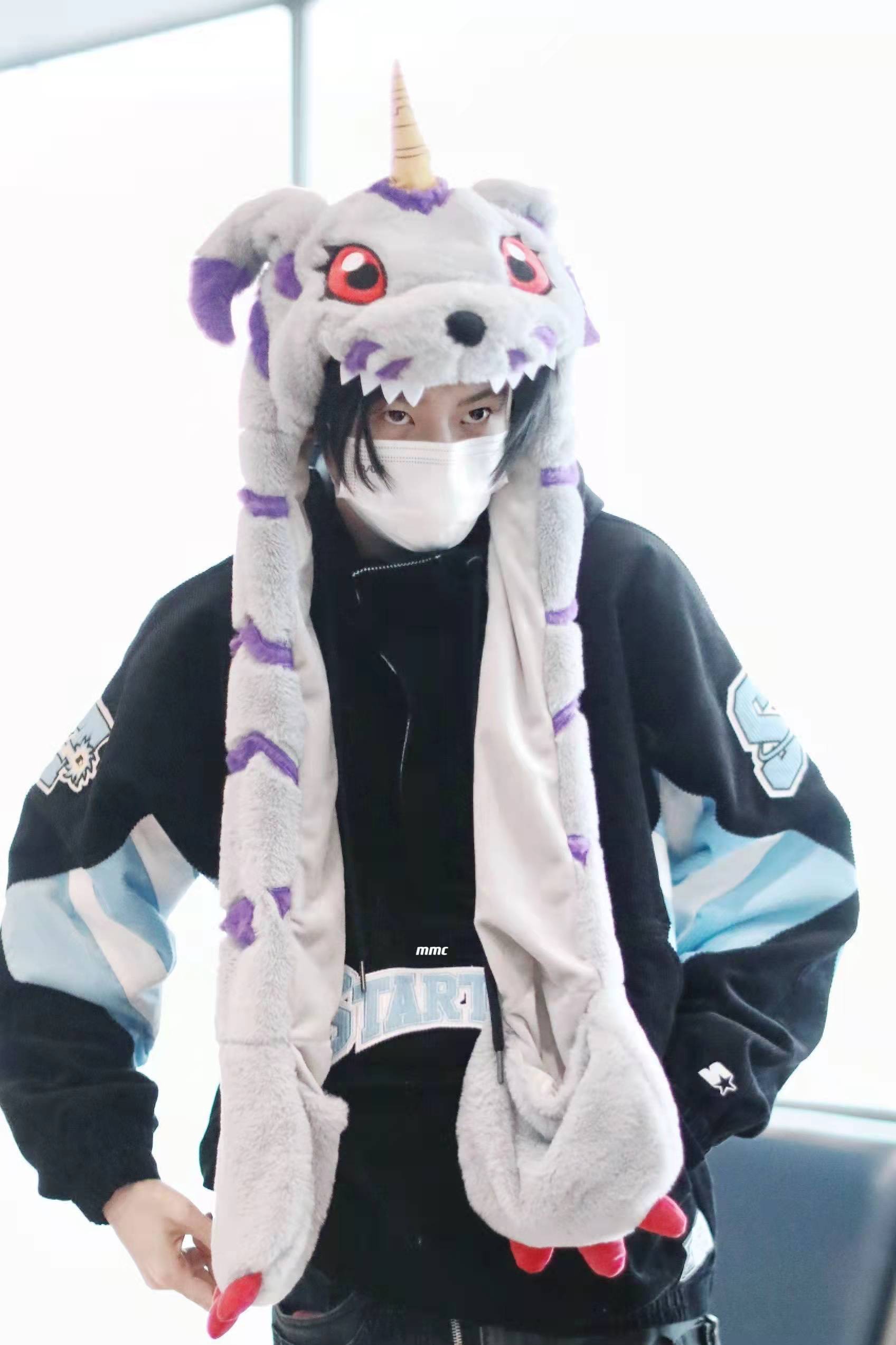 王琳凯|小鬼王琳凯穿衣品味惹争议，身上图案疑似低俗，明星审美需正能量