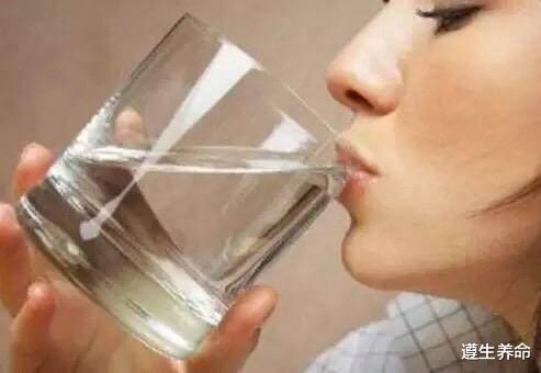 便秘|女人早上起床有这三种“现象”，可能正在“变胖”，很多人不知道