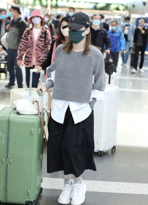 美人哒 阿娇这打扮一般人学不来，“上松下松”造型太吃比例，全靠颜值撑