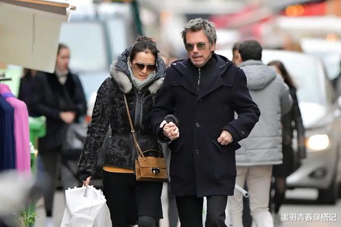 巩俐|巩俐和老公逛街，穿皮草踩毛绒靴太土气，大17岁老公更显年轻