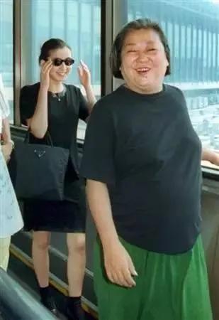 霍启刚|宫泽理惠母亲透露：我含泪把姐妹俩送进了导演的房间，锁上了门