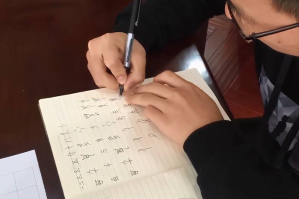 作文|高考另辟蹊径，学生用甲骨文写作文被985破格录取，今却成小丑