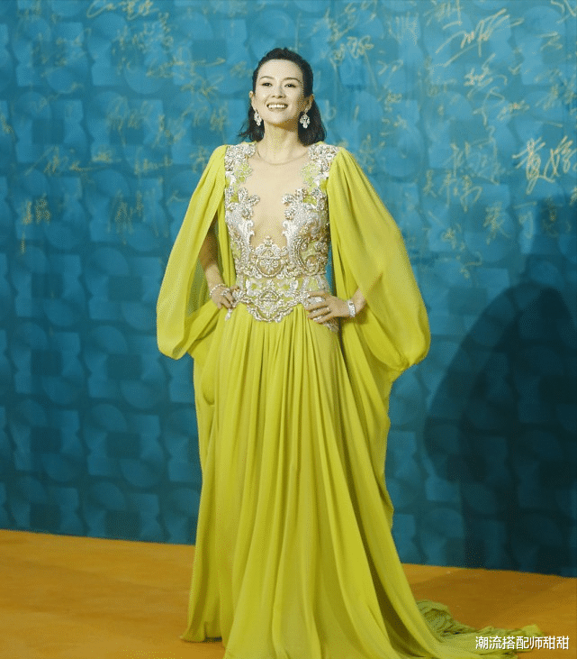 潮流搭配师甜甜 章子怡这裙子看着就挺冷的，都透肉造型还挺大方的，让人饱眼福