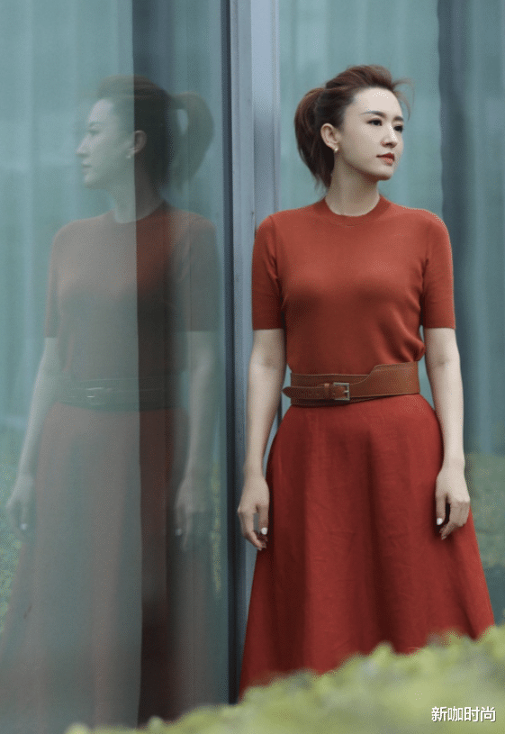 新咖时尚|“撞色时尚”怎么玩才高级？跟着张蕾学搭配，40岁也能美出圈！