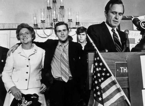 乔治·沃克·布什|1977年小布什到奥尼尔家中吃烧烤，对劳拉一见钟情，44年互相成就