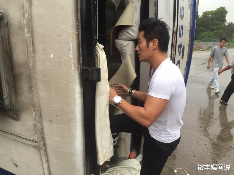 雷宇扬|两位反派艺人内地聚首!雷宇扬留鸡冠头,黄竣锋曾单挑三名匪徒