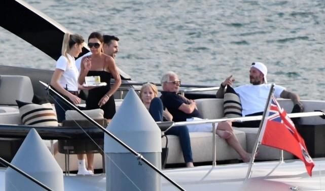 杨紫|贝克汉姆家乘豪华游艇度假，贝嫂体态真年轻，10岁小七身影秀丽