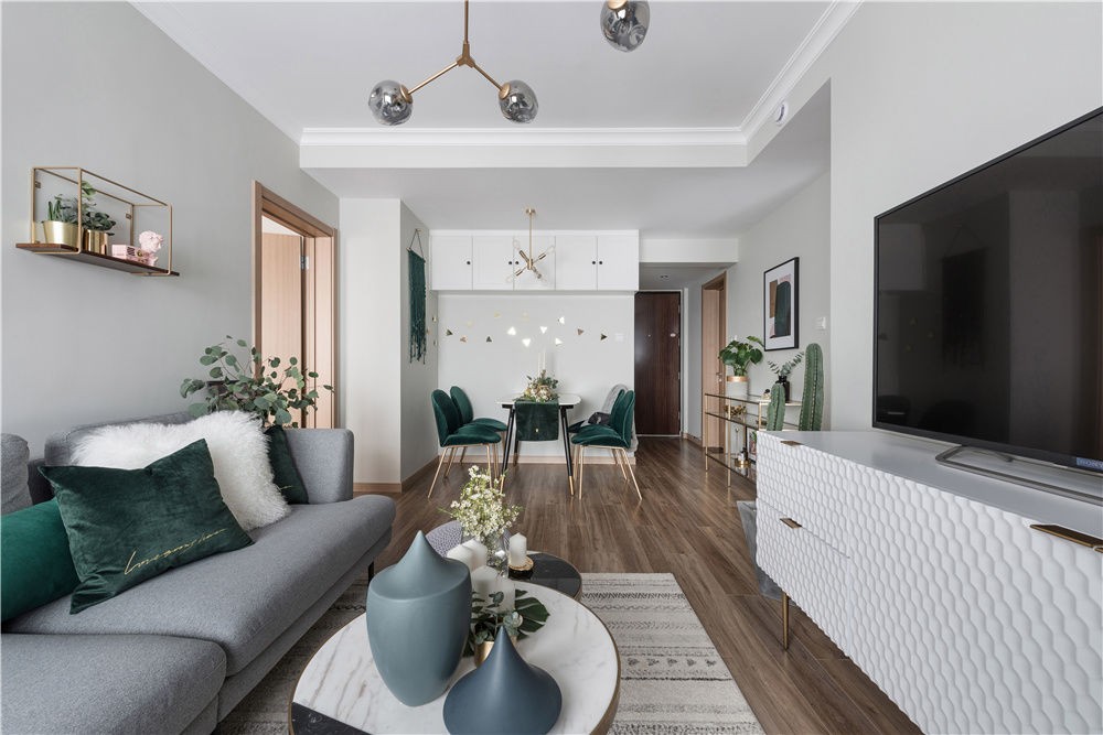 家居超人|墨绿色搭配金属的元素，全屋清新又亮丽，打造温馨时尚的两居室