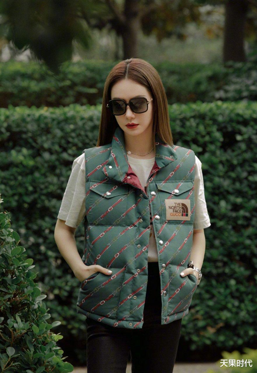 天果时代 戚薇不愧是时尚达人，短袖搭配棉马甲让人看不懂，不知是冷还是热