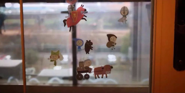 凝妈悟语|孩子为啥对贴纸“情有独钟”？了解背后原因，我不再限制孩子玩了