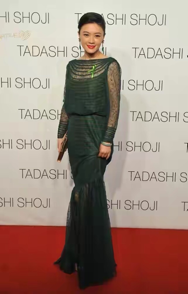 田海蓉|田海蓉剪短发更妩媚，穿长裙配绑带又美又仙，有小肚腩气质也高级