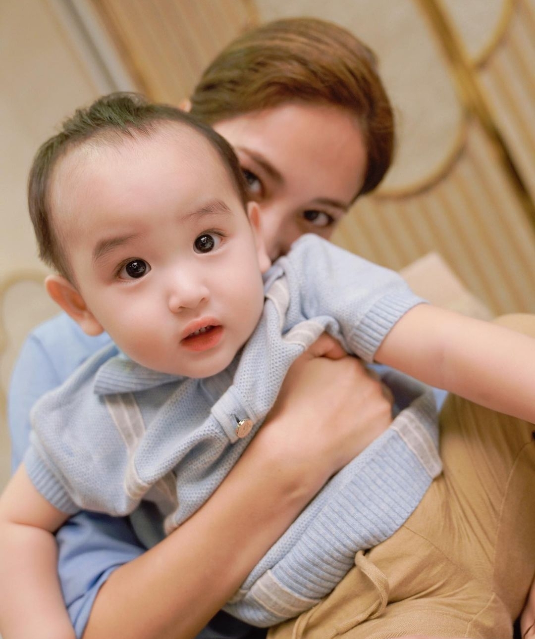 陈凯琳|陈凯琳晒照为爸爸和老公庆生，52岁郑嘉颖帅气出镜，儿子萌态十足