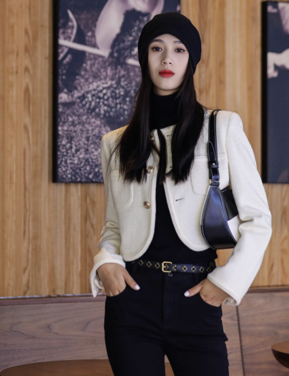 何有强 入冬之后可以穿，黑色高领毛衣搭配牛仔裤，穿出大长腿和小蛮腰