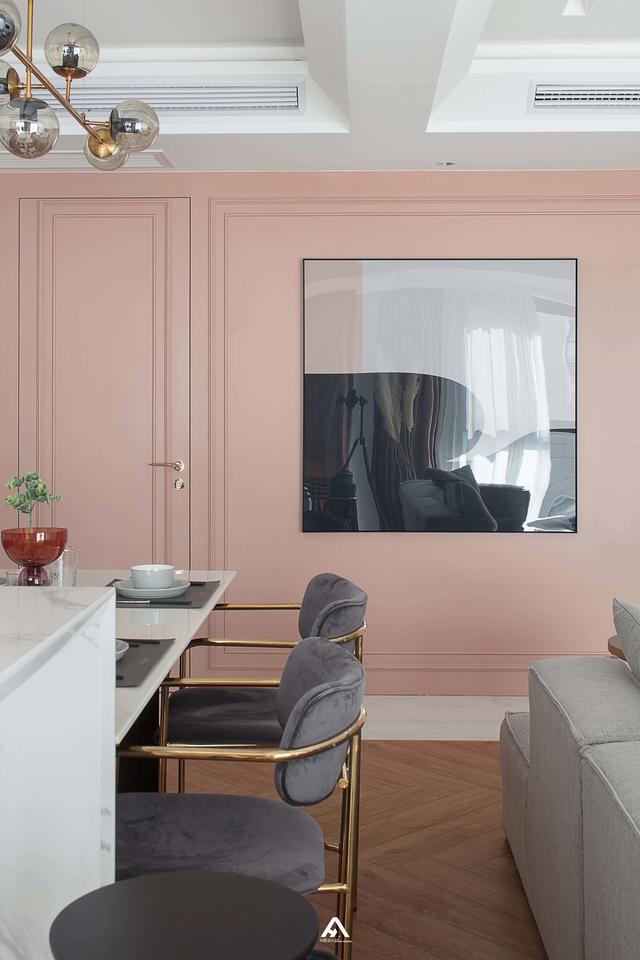 120㎡现代简约，加入粉色与护墙板，营造精致浪漫感